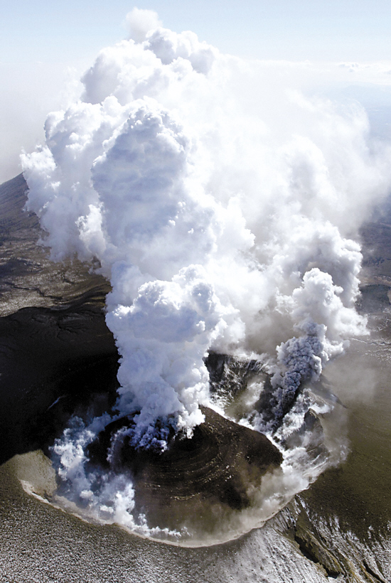 日本雾岛山新燃岳火山喷出大量火山灰