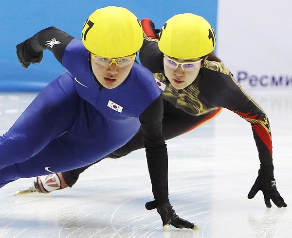 图文:亚冬会短道女子1000米 朴升智比赛中领滑