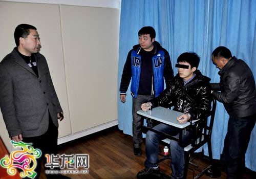 犯罪嫌疑人正在接受警方审讯 重庆市公安局供图