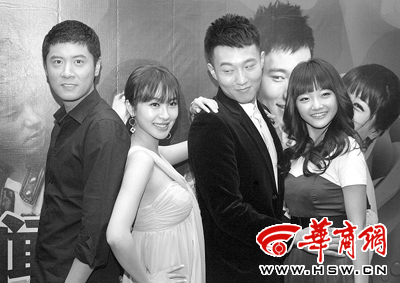 昨日下午,《我们约会吧》演员任重,,王森,曹苑(从左至右)来西安宣传