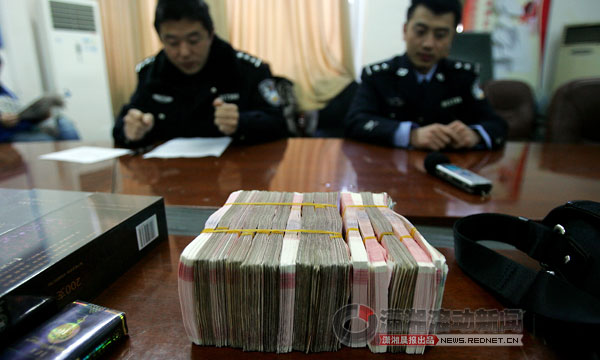 (2月17日,长沙县公安局,被盗窃的10多万现金 图/潇湘晨报记者 华剑)