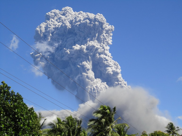 菲律宾布卢桑火山再次喷发火山灰(组图)