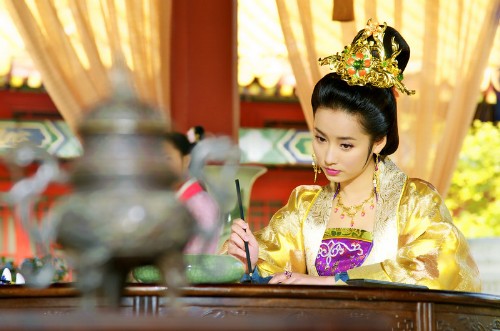 《后宫》绝美变身 吕一剧照尽显华贵美艳