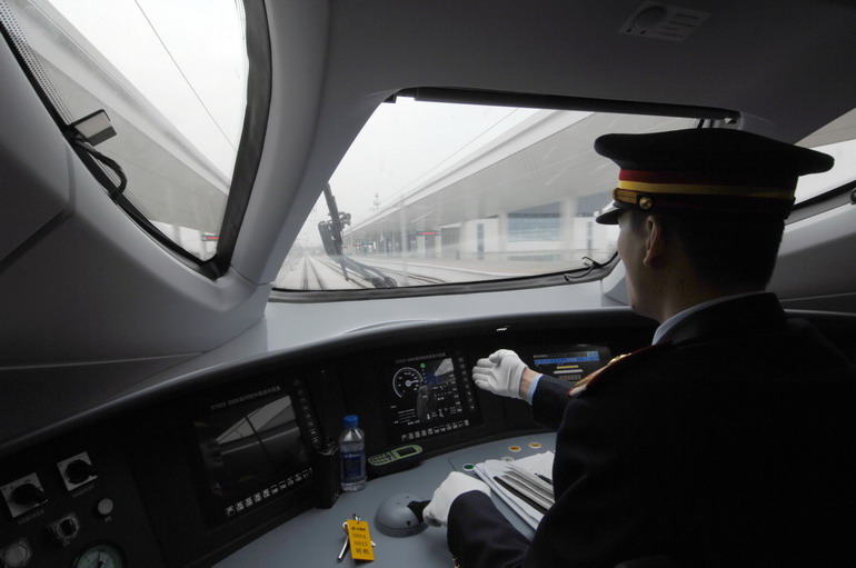 2010年10月20日,列车驾驶员正在对和谐号crh380a新一代高速动车组