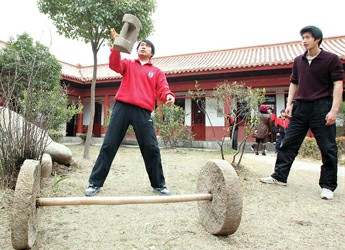 杨德明,杨嘉梁父子每天一起练石锁,石担 郭新洋