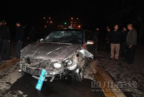 成都奔驰酿重大车祸致3死 司机下车先打人(组图)