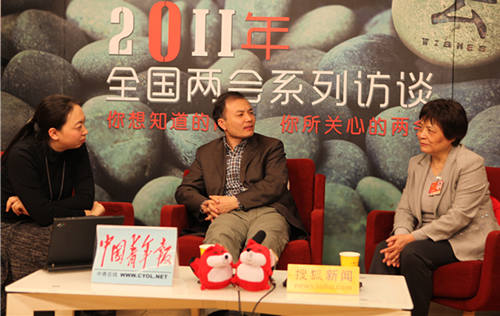 3月6日，全国政协委员、华东师范大学党委书记张济顺（右）和中国计算机学会秘书长、中科院计算所研究员杜子德（中）做客搜狐网直播室，就奥数指挥棒为何这么屹立不倒的话题与网友在线交流。（摄影 刘芬娟）