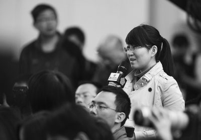 3月9日，本报记者王雪迎在“欠发达的贵州如何实现历史性的跨越”记者会上提问。