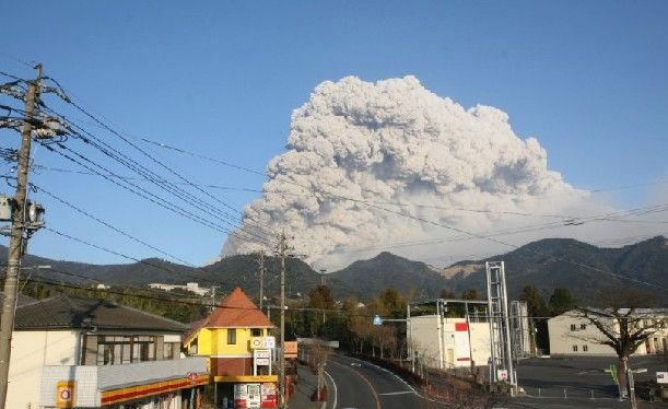 【东方早报网】日本新燃岳火山再次喷发 喷烟高度达4000米(图)