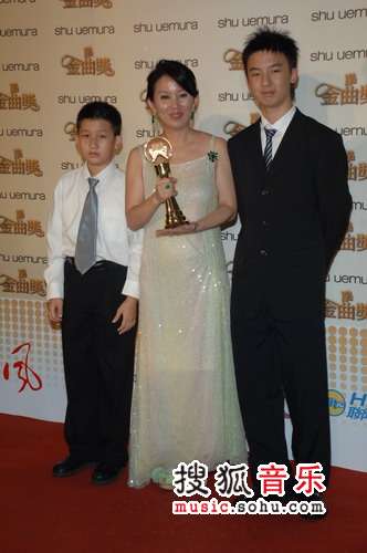 陈志远夫人带着两个儿子代其领奖