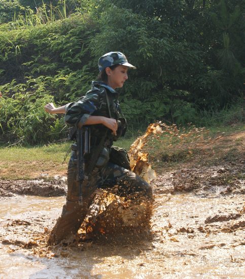 在泥水裡訓練