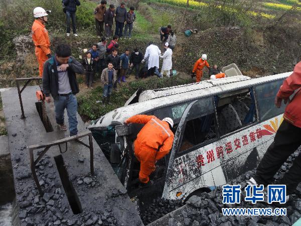 事故发生后,当地交警,消防,路政,医疗等部门人员迅速赶赴现