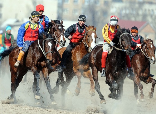 圖文:吉爾吉斯斯坦賽馬大會 選手在賽馬比賽中