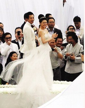 大s如愿披上婚纱,脱离"大龄剩女"行列