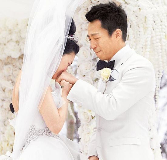 大S（左）前天在婚礼上和汪小菲紧握双手，双方感动落泪