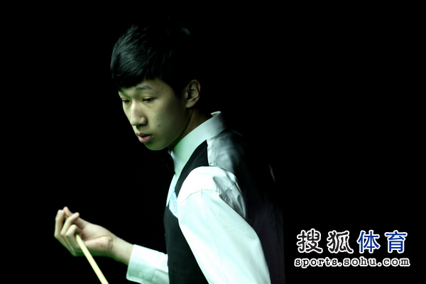 图文:中国赛李岩vs乔-佩里 李岩认真观察