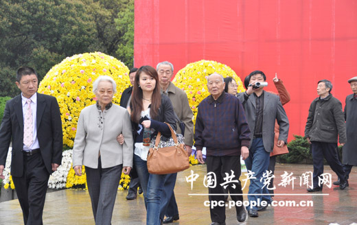 组图:刘少奇长女刘爱琴冒雨回乡祭拜