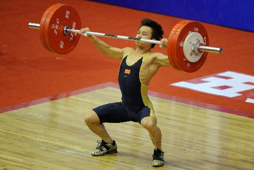 男子56公斤级吴景彪在抓举