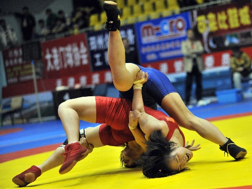 女人打架摔跤图片