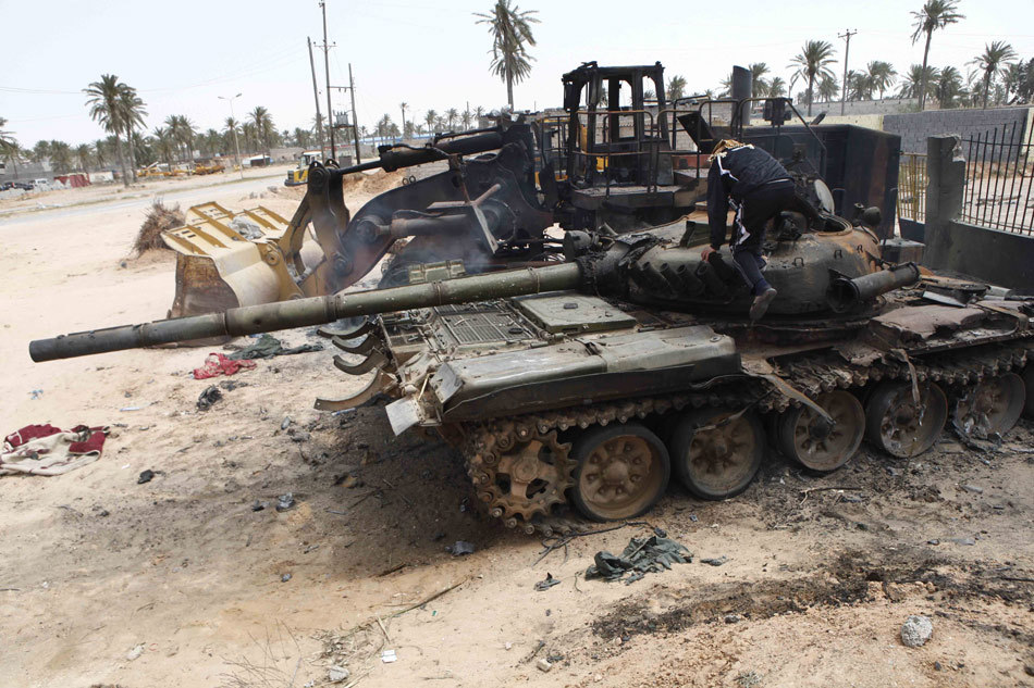 高清:利比亚政府军在第三大城市围攻反对派(组图)
