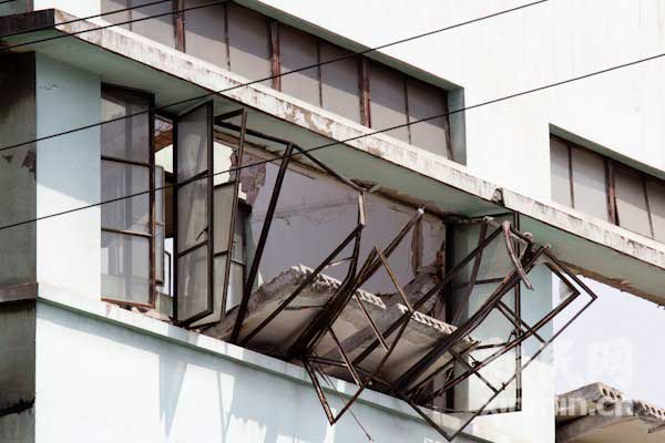 房顶坍塌后砸向窗户,窗框也变形脱落新民网记者 萧君玮 现场回传