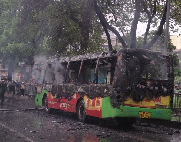 長沙124路公交車疑在車站內自燃 無人傷亡(圖)