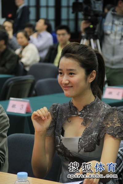 美女演员赵卓娜