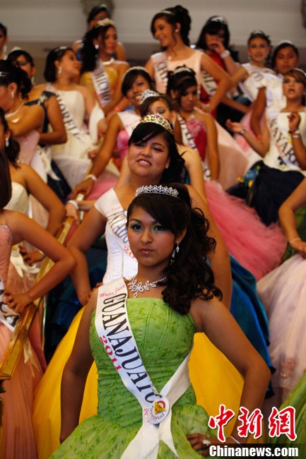 4月30日，400多名来自全国各地少女盛装出席了在墨西哥首都墨西哥城举行的集体成年礼，庆祝她们的15岁生日，这标志着她们正式由女孩成为女士。