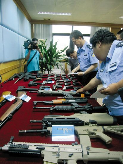 珠海市破获国内迄今最大的一宗贩卖枪支案,查扣以气体为动力的非军用