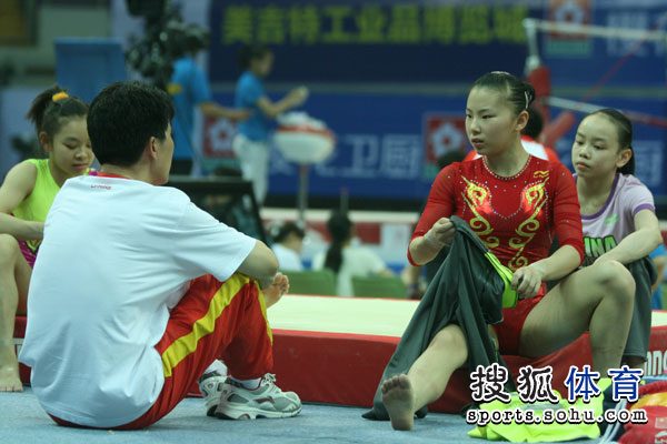 图文体操全锦赛赛台训练何可欣刘桂成交流
