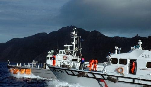 保釣人士在釣魚島海域與日本保安廳巡邏艇對峙.