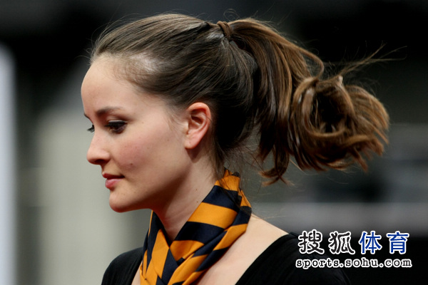 图文世乒赛现超长睫毛礼仪侧面特写