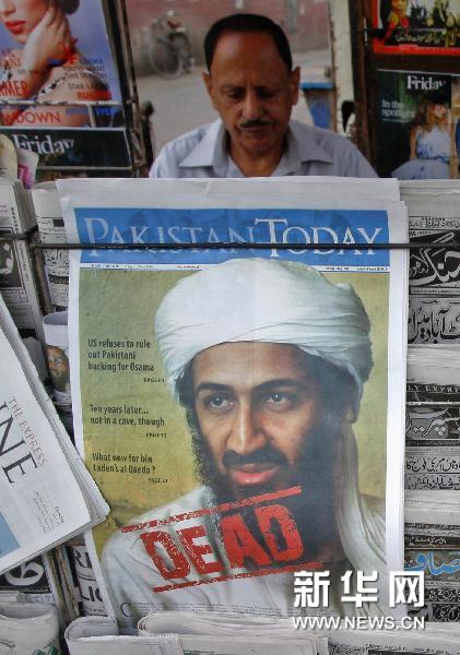 这是巴基斯坦拉合尔的一名商贩售卖刊登本·拉丹已死新闻的报纸。（2011年5月3日摄）