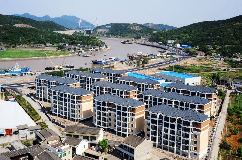 最近,舟山市定海區岑港鎮原水泥廠的舊址上,十幢漂亮的多層高樓拔地而