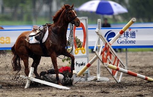 圖文:2011現代五項亞錦賽 險些被馬踩中