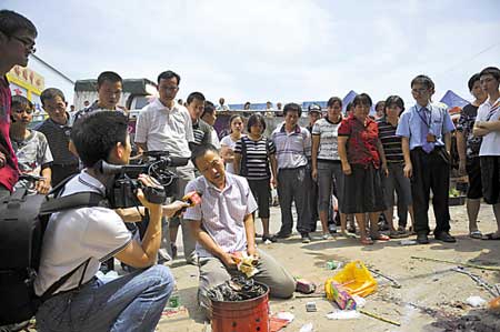 小轿车村道逆行撞死三人 事故原因有待调查(图)