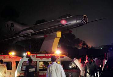 23日，巴基斯坦卡拉奇PNS迈赫兰海军航空基地遭袭，冒起滚滚黑烟供图/东方IC