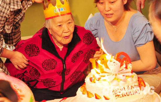 北京人艺老艺术家叶子喜迎百岁生日(组图)