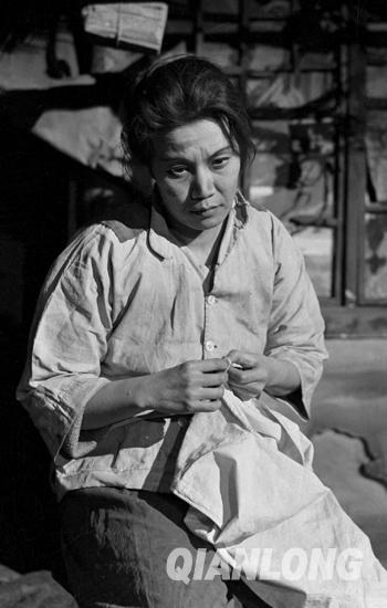 《龙须沟》中饰演丁四媳妇