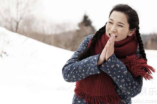 《雪花》和《北风》中都十分有代表性的白雪地和红围巾