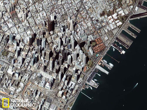从这张2004年拍摄的成一定斜角的卫星图上可以看到,没有雾霭的旧金山