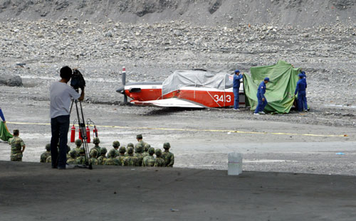 1架臺空軍t-34教練機29日上午因飛機空中熄火,緊急迫降在屏東高樹大橋