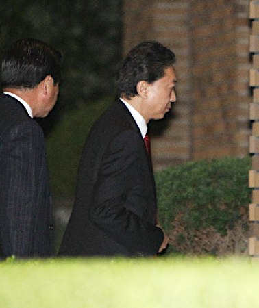 昨夜走进首相官邸的日本前首相鸠山。