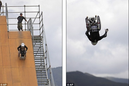 美残疾小伙挑战极限 15米高空坐轮椅表演后空翻