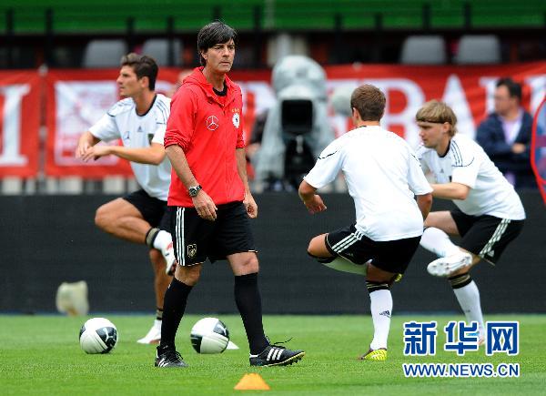 6月2日，德国队主教练勒夫（中）观看队友训练。当日，德国国家足球队在维也纳进行训练，备战次日将与奥地利队进行的2012欧洲杯预选赛。新华社/法新