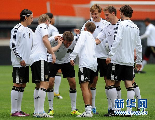 6月2日，德国队主教练勒夫（中）观看队友训练。当日，德国国家足球队在维也纳进行训练，备战次日将与奥地利队进行的2012欧洲杯预选赛。新华社/法新