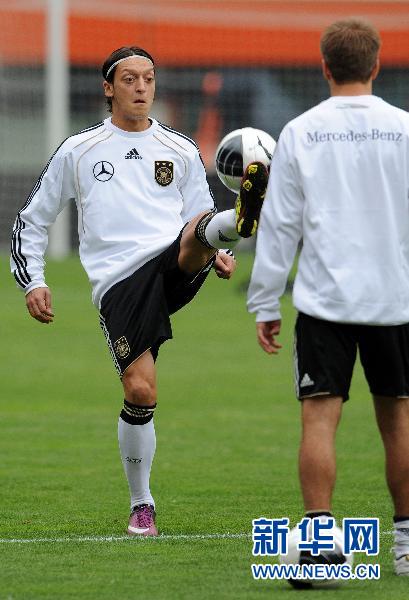 6月2日，德国队球员厄齐尔（左）在训练中控球。当日，德国国家足球队在维也纳进行训练，备战次日将与奥地利队进行的2012欧洲杯预选赛。新华社/法新