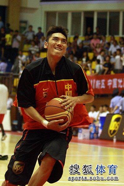 组图:中国男篮热身演扣篮秀 张博上篮表情凶狠