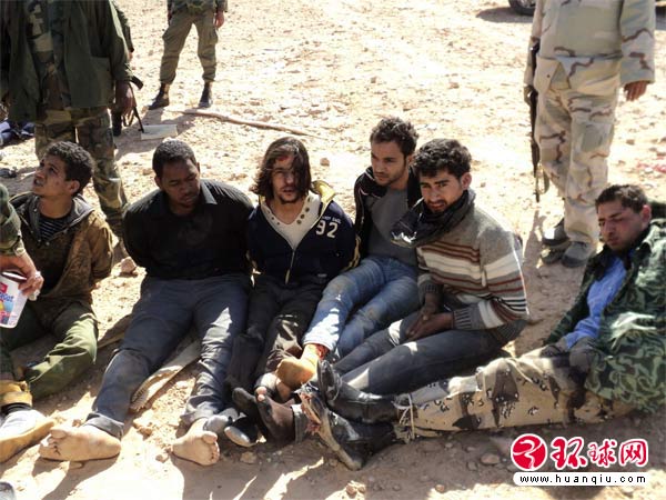 独家:被卡扎菲政府军俘获的反政府武装人员(环球时报-环球网赴利比亚
