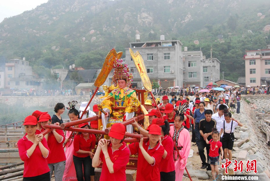 霞浦县松山村在此间上演别具风情的"妈祖走水"和"四海龙王朝圣母"民俗